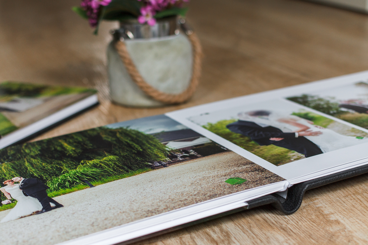 Die Hochzeitsbilder. Das Hochzeitsalbum. Das Elternalbum. Geben Sie Ihren Erinnerungen einen passenden Rahmen. Ein brillantes glänzendes Deckblatt aus Acryl und das Coverfoto auf Metallic Papier machen aus diesem Album einen Blickfang. Gemacht für glänzende Erinnerungen.